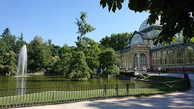 Palacio de Cristal y estanque en El Retiro