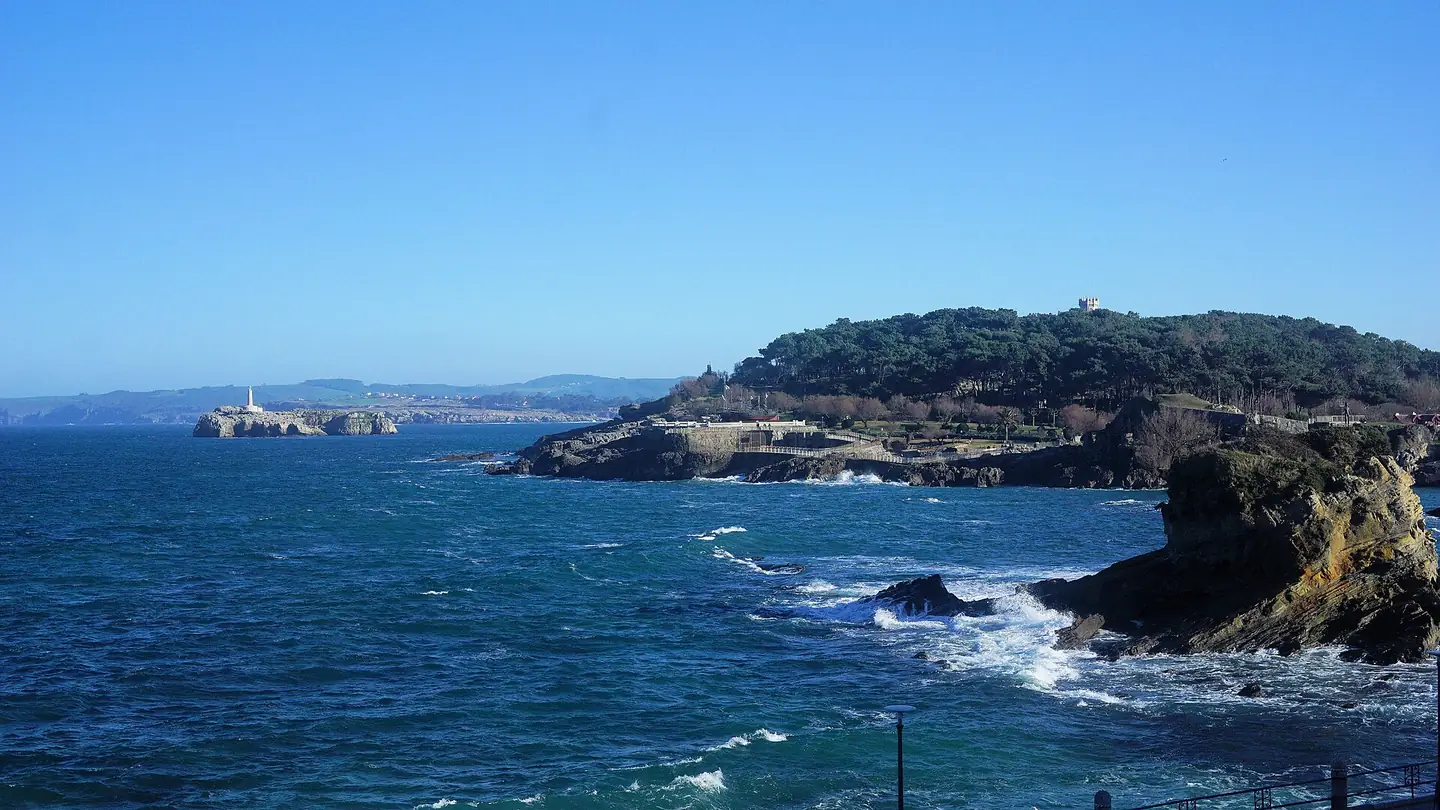 Vista de Santander: Het schiereiland La Magdalena in de Baai van Santander, Cantabria.